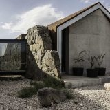 Двойной дом-сарай из бетона, камня и кортена в Аргентине