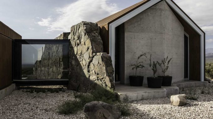 Двойной дом-сарай из бетона, камня и кортена в Аргентине