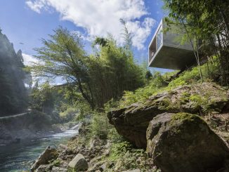Домик для отдыха площадью 72 м2 на крутом склоне над рекой в Японии