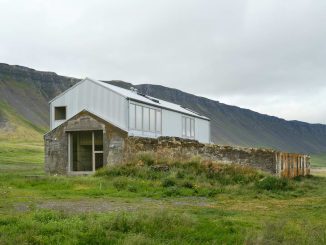 Превращение заброшенного сарая в жилой дом с мастерской художника в Исландии