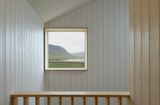 Превращение заброшенного сарая в жилой дом с мастерской художника в Исландии