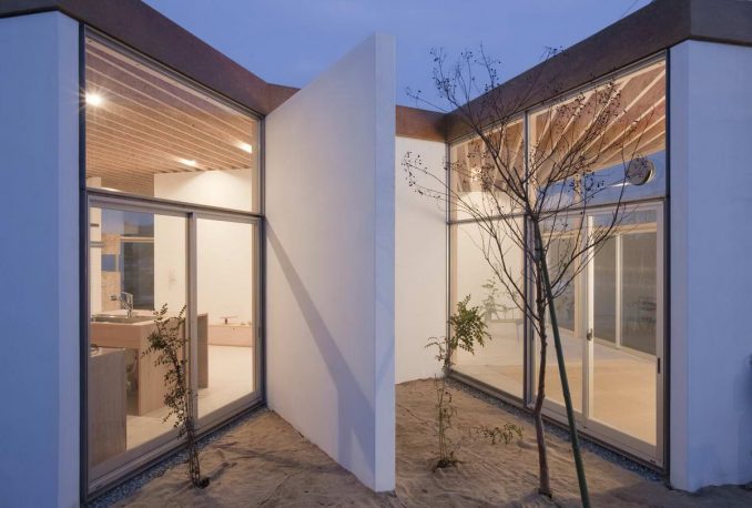 Дом из бетонных "уголков" для семейной пары в Японии