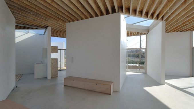 Дом из бетонных "уголков" для семейной пары в Японии