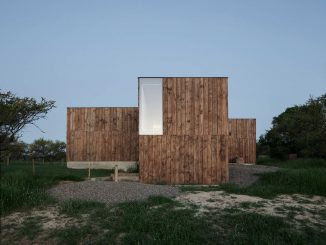 Деревянный дом в минималистской стилистике в Чили