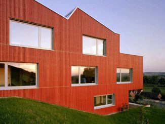 Дом с зубчатой крышей на склоне в Швейцарии