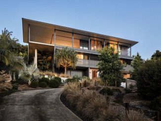 Дом на склоне с видом на пейзаж в Австралии