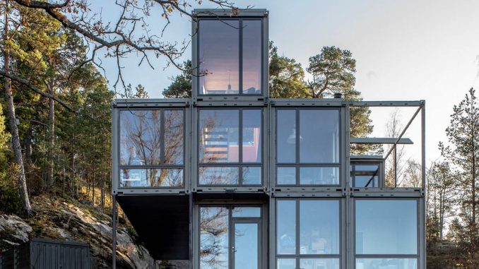 Дом для большой семьи из контейнеров в Швеции
