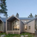 Лесной дом у озера в Швеции