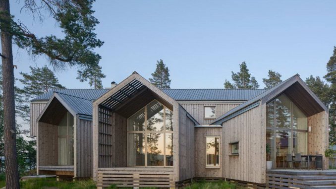 Лесной дом у озера в Швеции