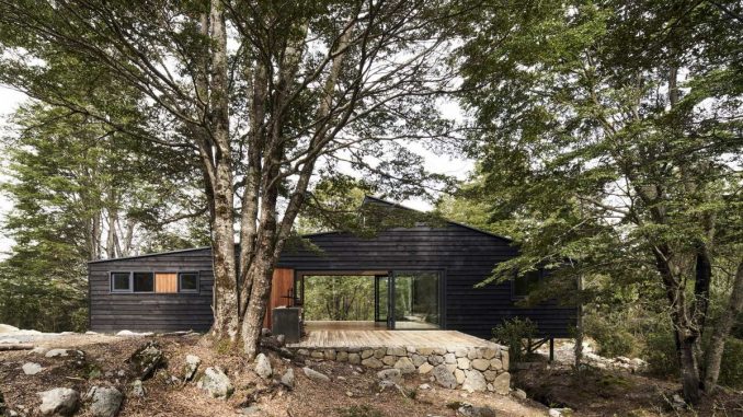 Old Stream House 1 Деревянный лесной дом в Чили