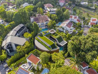 Дом с садом и бассейном на круглом участке в Сингапуре
