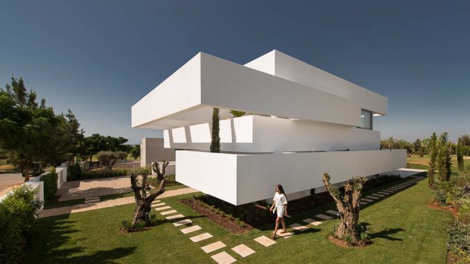 Очень португальский минималистский дом с террасами и садом