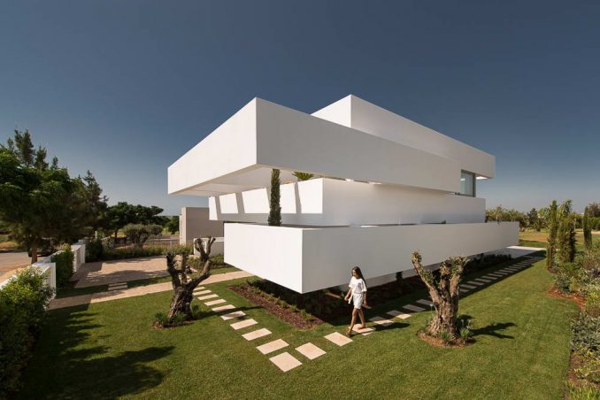 Очень португальский минималистский дом с террасами и садом
