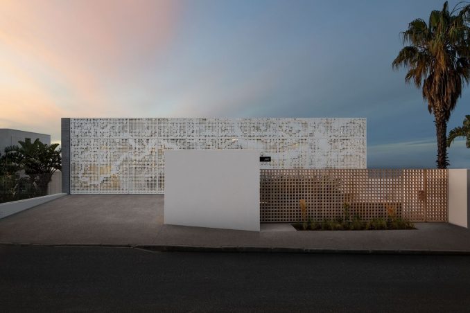 Дом на склоне с террасами, бассейном, декоративным экраном и видом на океан в ЮАР
