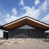 Обугленный минималистский дом для отдыха в Японии