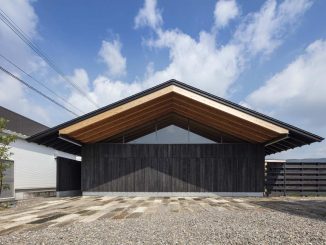 Обугленный минималистский дом для отдыха в Японии