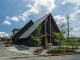 Дом с двумя треугольными крышами в Японии