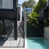 Бетонный дом с бассейном и большим гаражом в Австралии