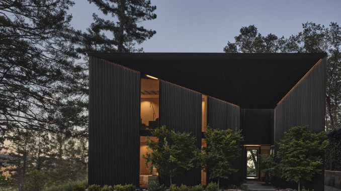 Mount Veeder Outpost 1 Чёрный дом на месте пожара в США