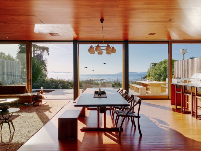 Деревянный дом для отдыха на берегу в США