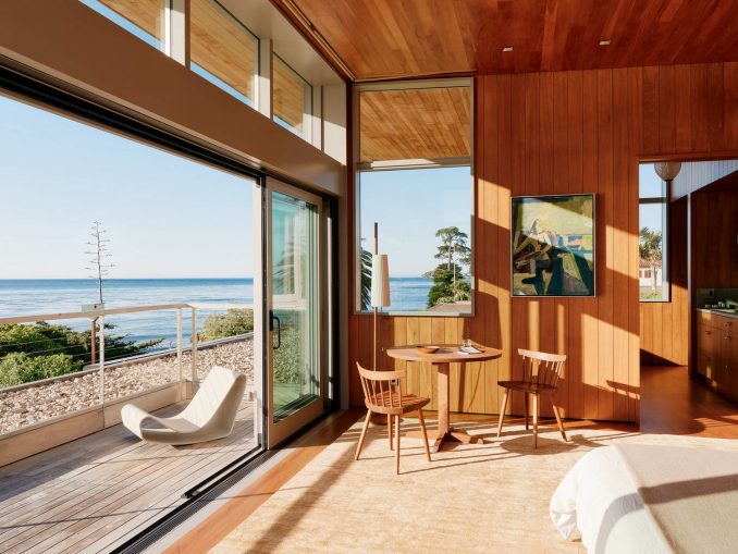 Деревянный дом для отдыха на берегу в США