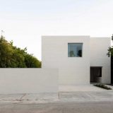 Дом из белого кирпича в Испании
