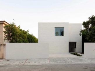 Дом из белого кирпича в Испании