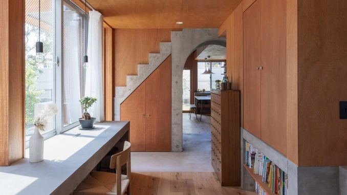 Городской дом с удивительным интерьером из дерева и бетона в Японии