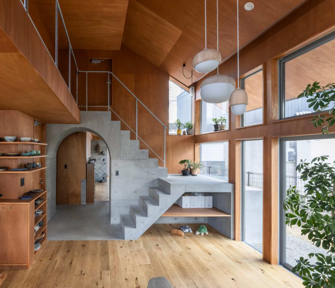 Городской дом с удивительным интерьером из дерева и бетона в Японии