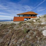 Ржавый дом на прибрежном холме в Канаде