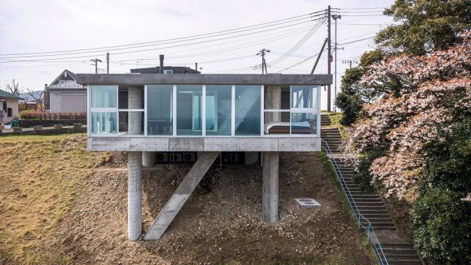 Torus House 1 Дом из бетона и стекла на крутом склоне в Японии