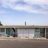 Дом из бетона и стекла на крутом склоне в Японии