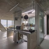 Дом из бетона и стекла на крутом склоне в Японии
