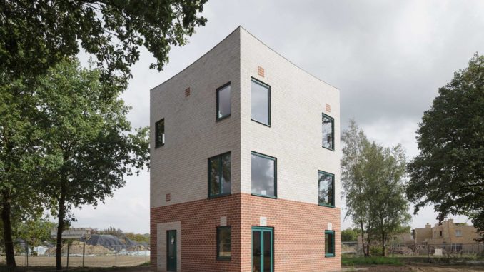 Простой кирпичный дом в Голландии