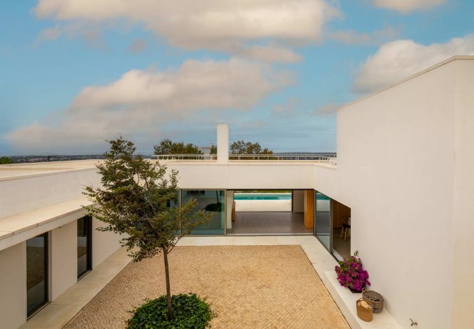 Минималистский дом с двором и бассейном в Португалии 