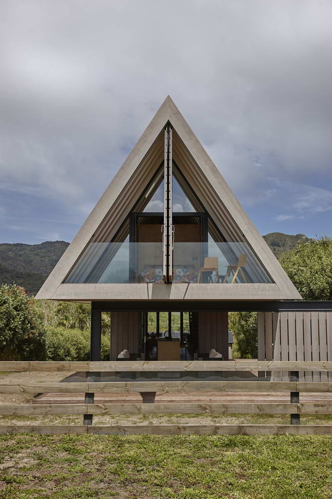 Простой дом для отдыха на берегу в Новой Зеландии 