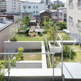 Очень японский городской дом с садом на крыше