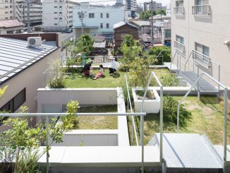 Очень японский городской дом с садом на крыше
