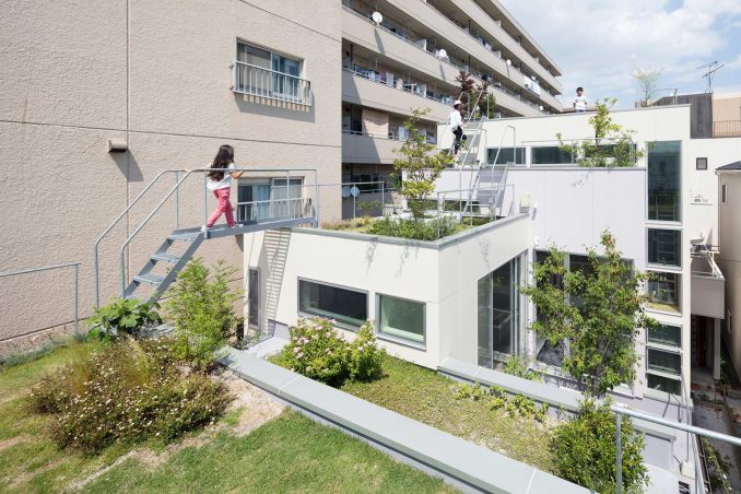 Очень японский городской дом с садом на крыше 