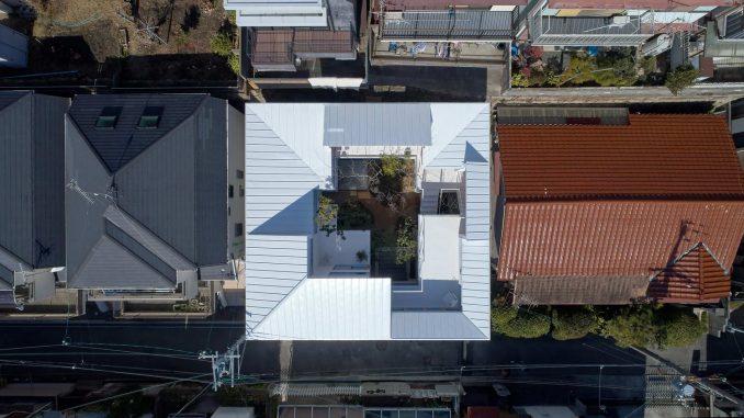 Городской дом с двором и террасами в Японии