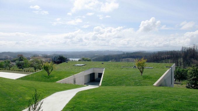 Raw Concrete House 4 Дом-скала в земле в Португалии