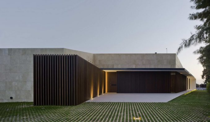 Односемейный одноэтажный дом с бассейном в Испании 
