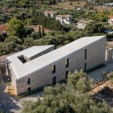 Дразнящий дом клиновидной формы в Греции