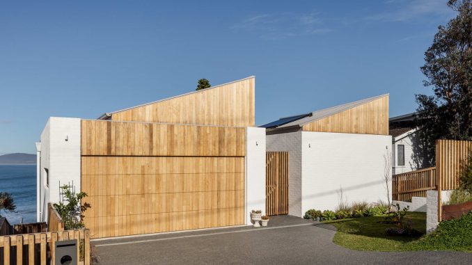 White and Timber House 5 Дом с двором на берегу в Австралии