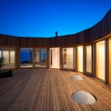 Круглый дом с двором и видом на гору и море в Японии