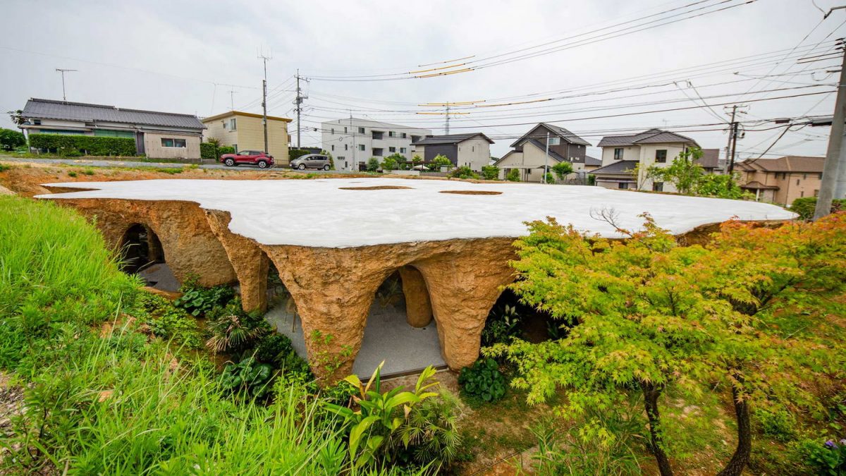Дом, вырезанный внутри земли в Японии