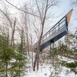Консольный домик над деревьями в Канаде