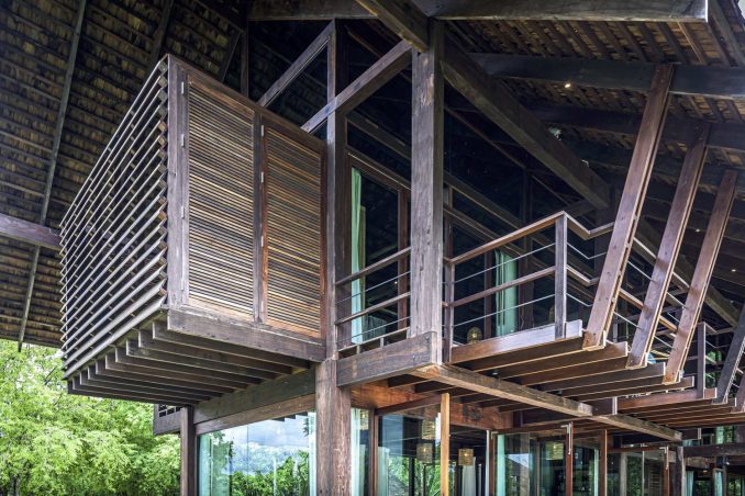Деревянный дом у реки в Таиланде 