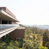 Дом на крутом склоне в Бразилии