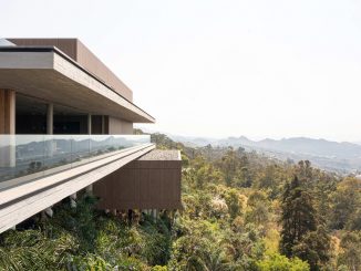 Дом на крутом склоне в Бразилии